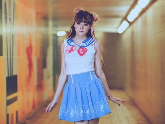セーラームーンのコスプレをした女性が地下道に立っている画像