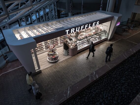 店名がTRUFFLESと書かれたショップと通行人、周りが暗い画像