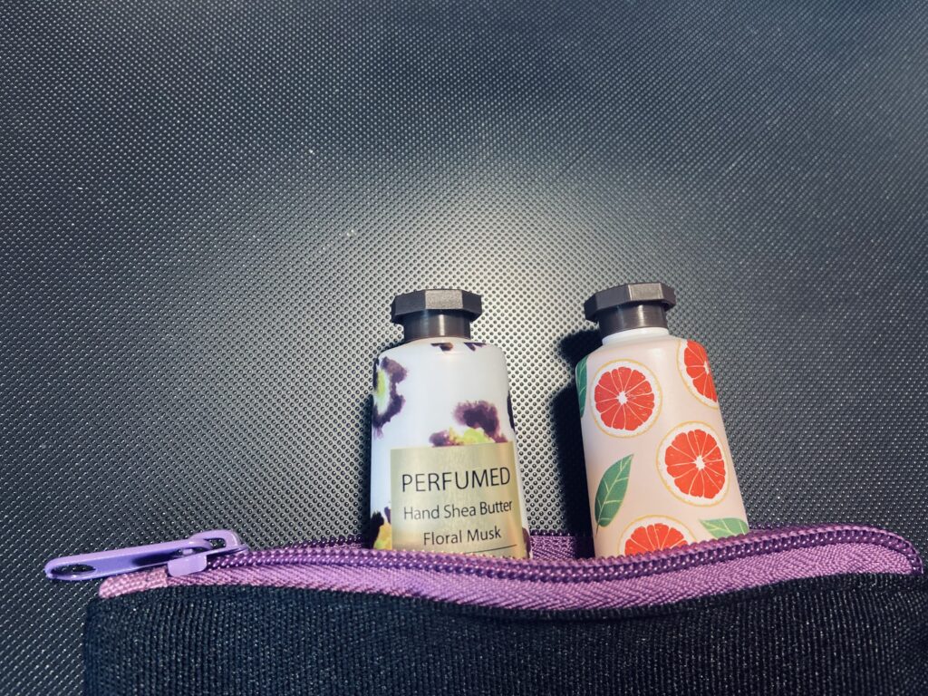 ポーチに小さいハンドクリームが2つ入っている画像