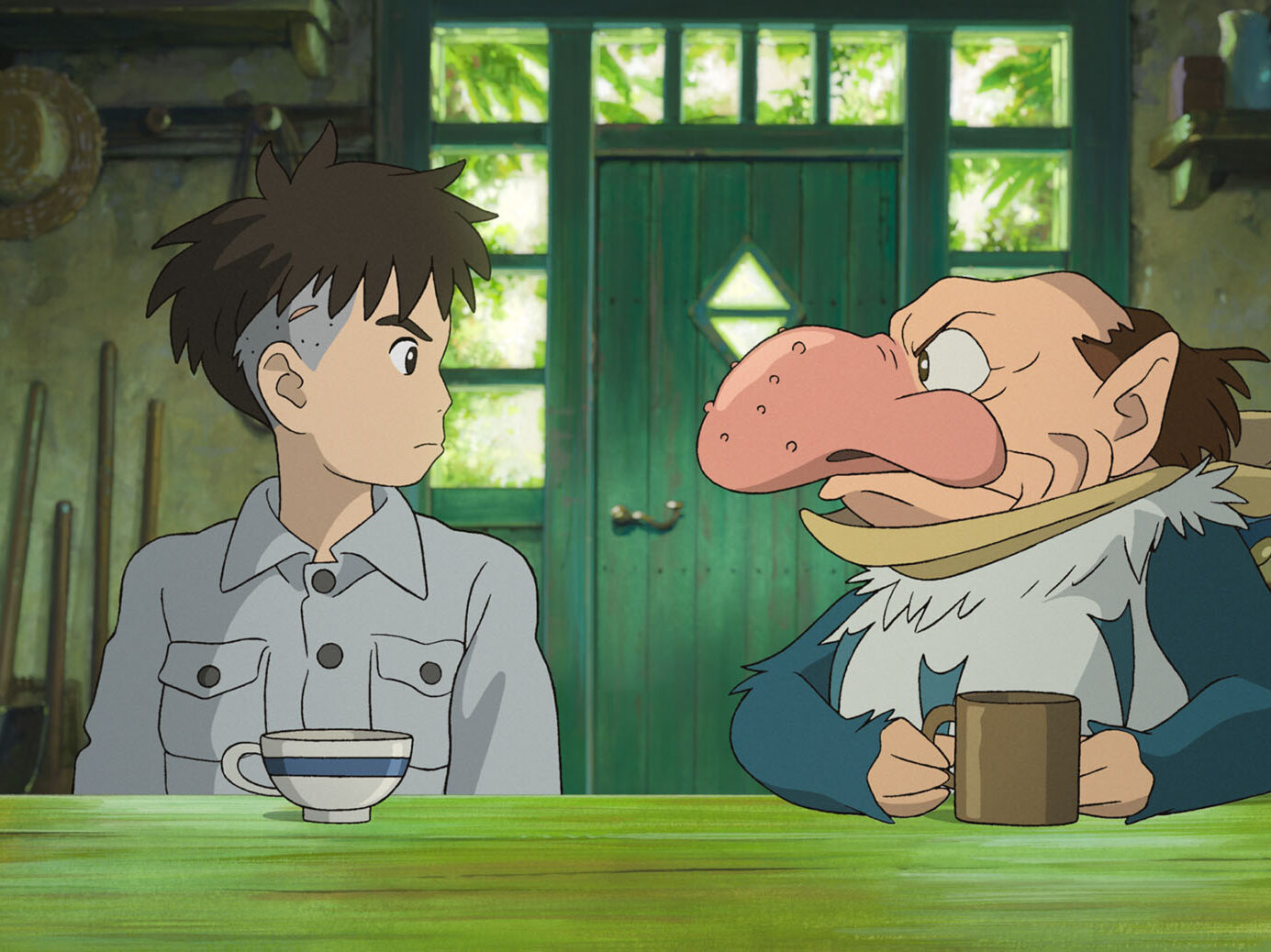 ジブリ君たちはどう生きるかのワンシーン 主人公の少年と鳥のような男が見つめあっている画像