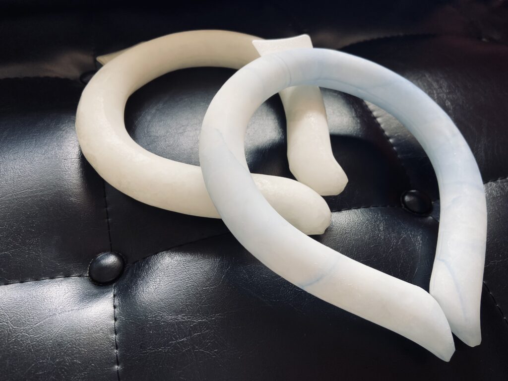 黒いソファーの上にクールリングが二つ置いてある画像