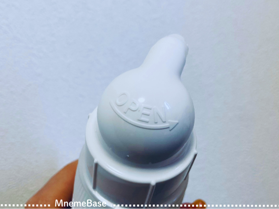 液体ハミガキの容器の頭部分にOPENと書かれている画像