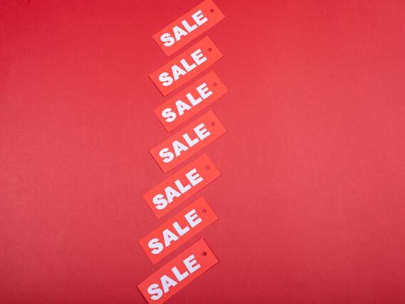 赤い背景にSALEのラベルが縦に7枚並んでいる画像