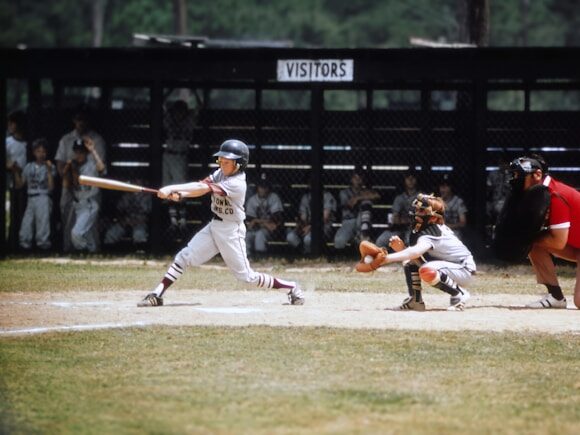 子どもの野球試合でストライクの様子の画像