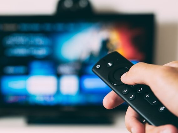 リモコンをテレビに向けている画像