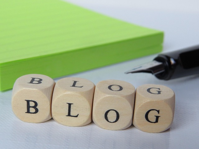木のブロックにBLOGの文字が書いてある画像