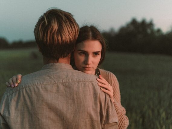草むらで男女が抱き合っている画像