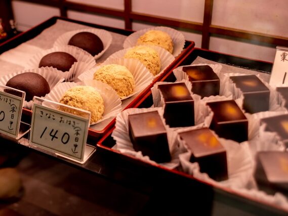 ショーケースに羊羹やまんじゅうなどの和菓子が数種類並んでいる画像