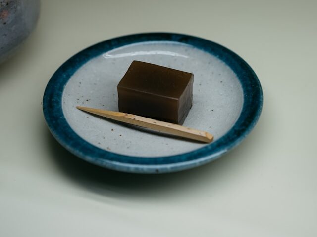 小皿に羊羹が置いてある画像