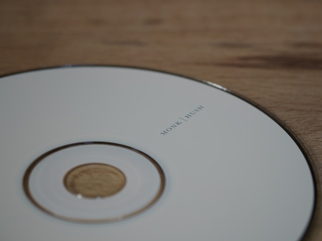 白いCDがテーブルにおいてある画像