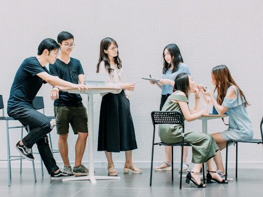 男女6人が話し合っている画像