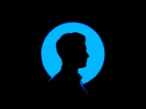 黒と青の背景に男性のシルエットが映っている画像