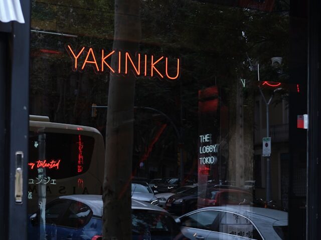 お店の中にYAKINIKUの看板が見える画像