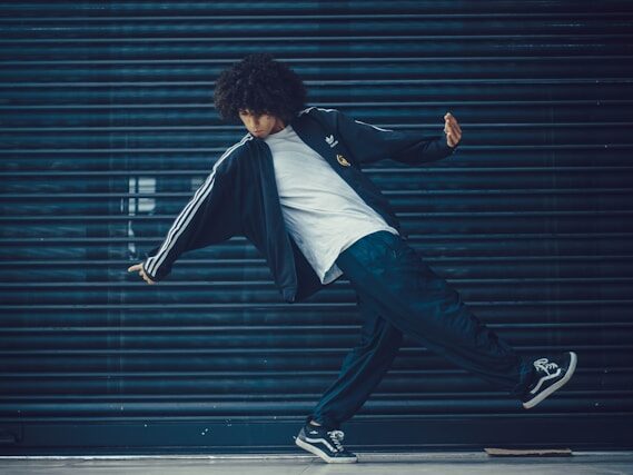 ブレイクダンスを踊っている男性の画像