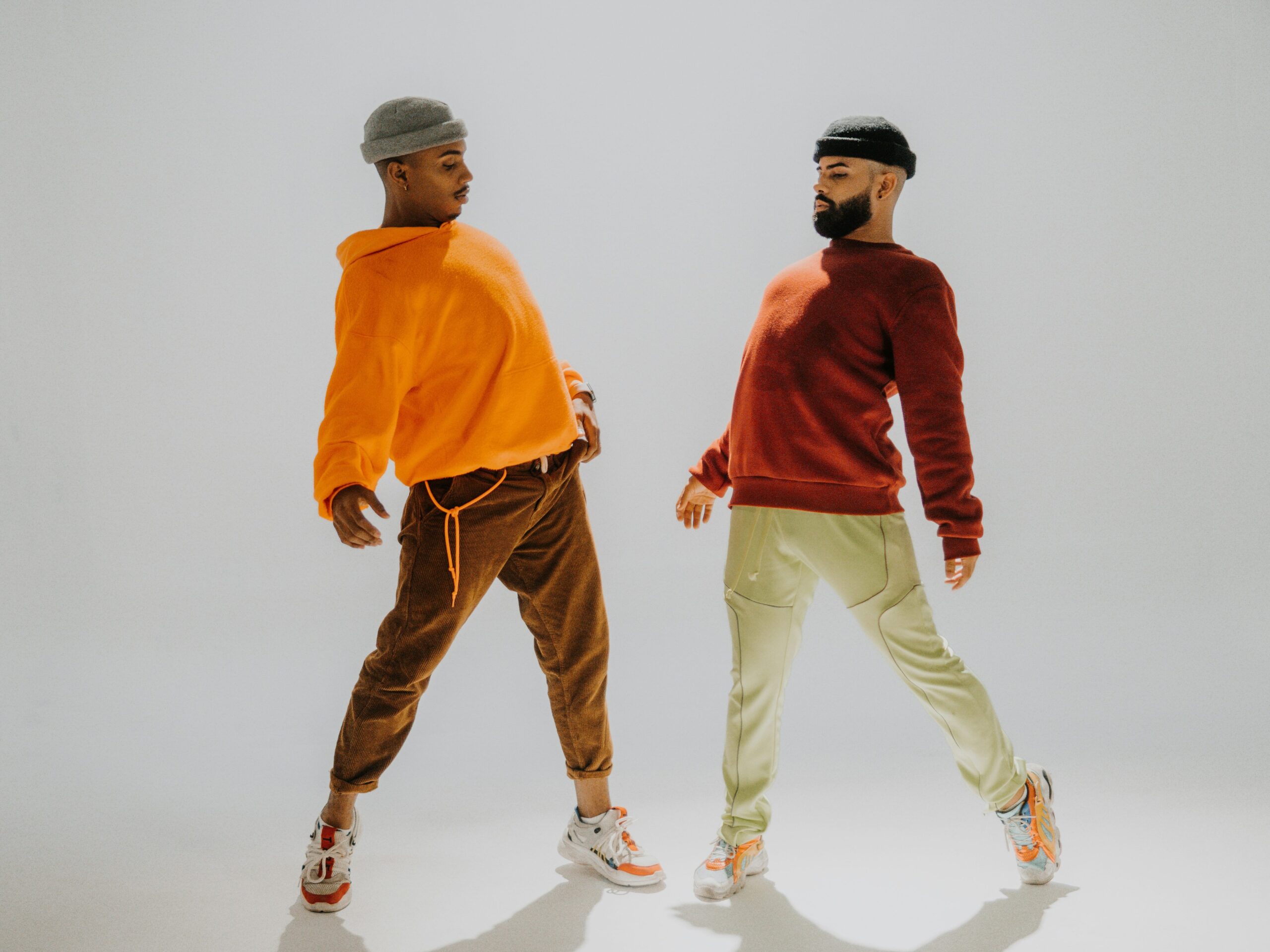 ダンスを踊っている似た格好の男性2人の画像