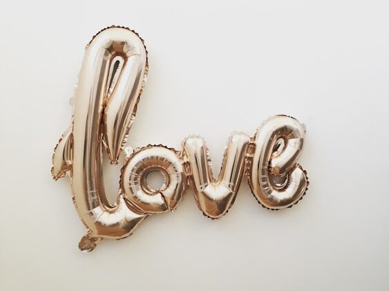 ゴールドの風船でLOVEの文字が飾ってある画像