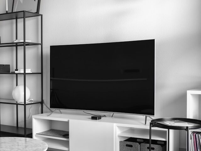 テレビ台にあるテレビのモノクロの画像