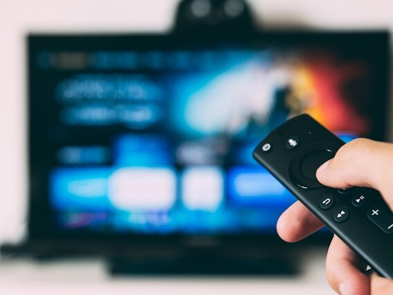 リモコンをテレビに向けている画像