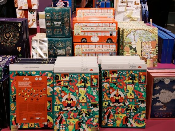 クリスマスカレンダーがいくつか並んでいる画像