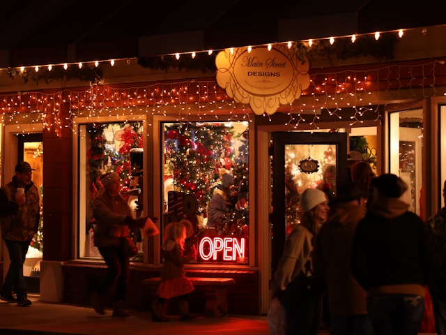 夜クリスマス装飾されたお店を外から見た画像