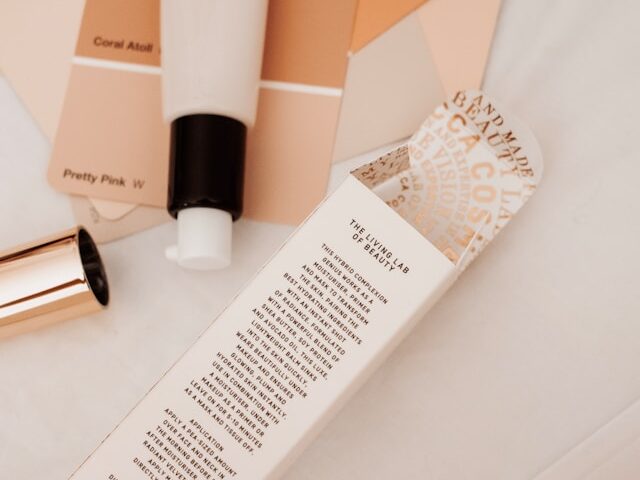 コスメと箱の画像