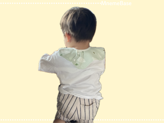 スタイをかけた子どもの後姿の画像