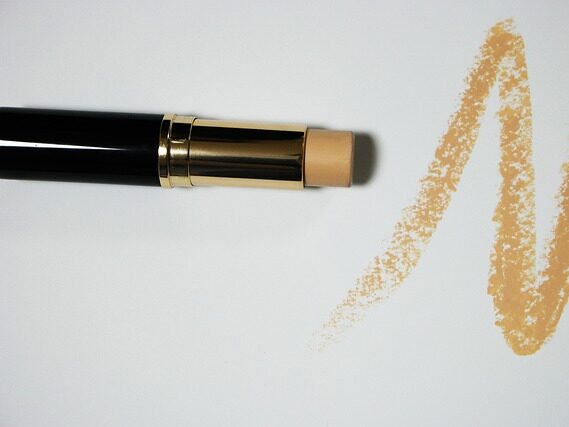 スティックのコンシーラーで線を書いてある画像