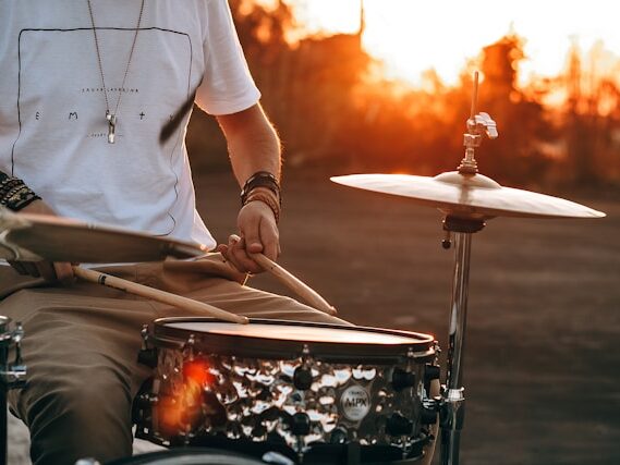 屋外でドラムを叩いている画像