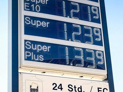 ガソリンの値段の表示している掲示板の画像