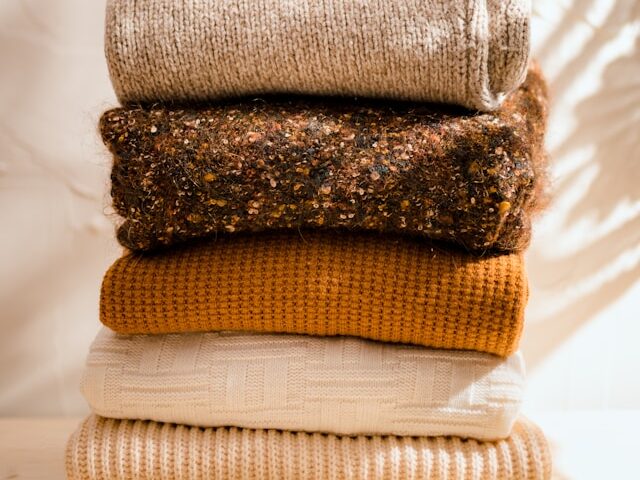 ニットが積み重なっている画像