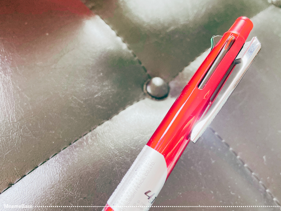 赤いボールペンの画像