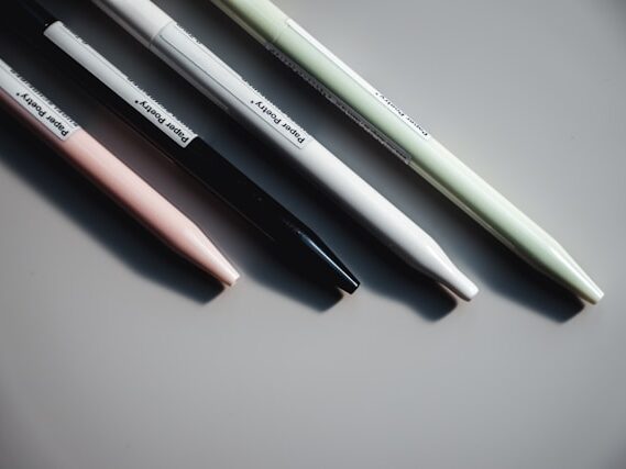 4つのボールペンが斜めに並んでいる画像