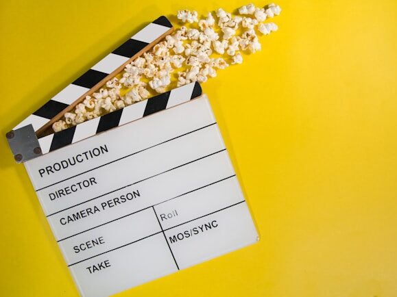 カチンコからポップコーンが出ているように見える画像