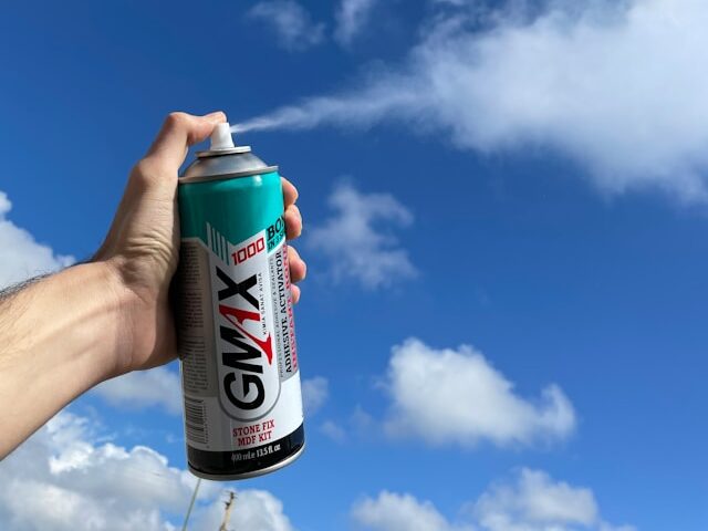 スプレー缶を空気中に出している画像