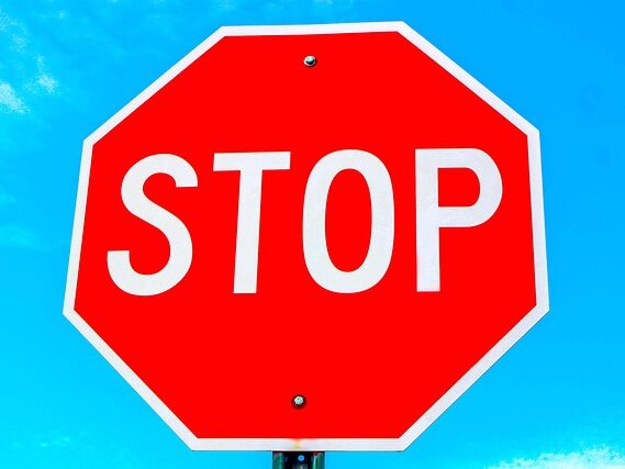 STOPの赤い看板の画像