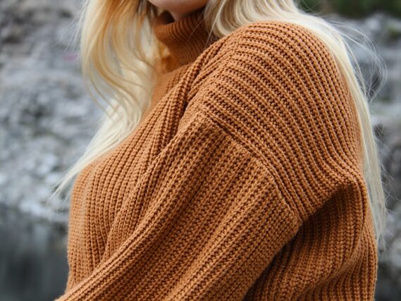 女性がオレンジ色のニットを着ている画像