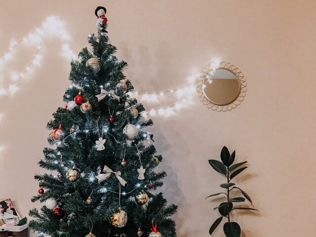 クリスマスツリーが部屋においてある画像