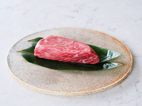 生の牛肉がさらに乗っている画像