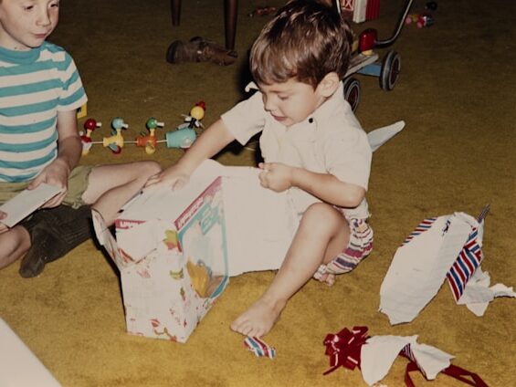 男の子がプレゼントを開けている画像