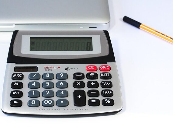 計算機とペンの画像