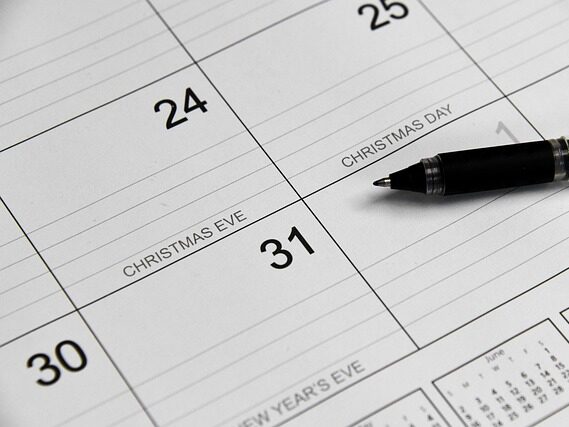 カレンダーとペンが置いてある画像