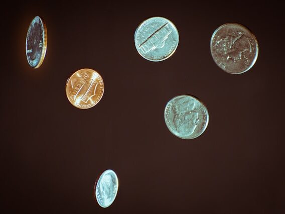 コインが上から落ちている画像