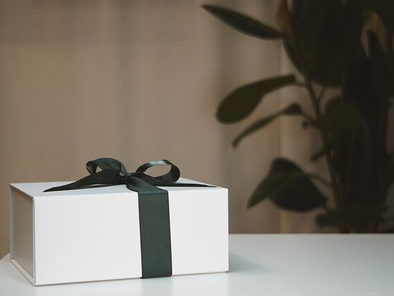 テーブルに白いギフトボックスが置いてある画像