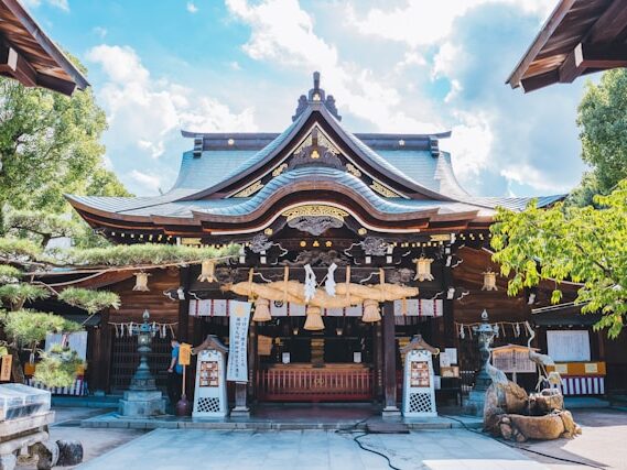神社を正面から見た画像