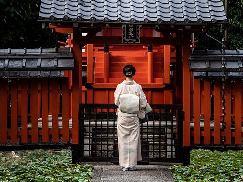 着物を着た女性が参拝をしている画像