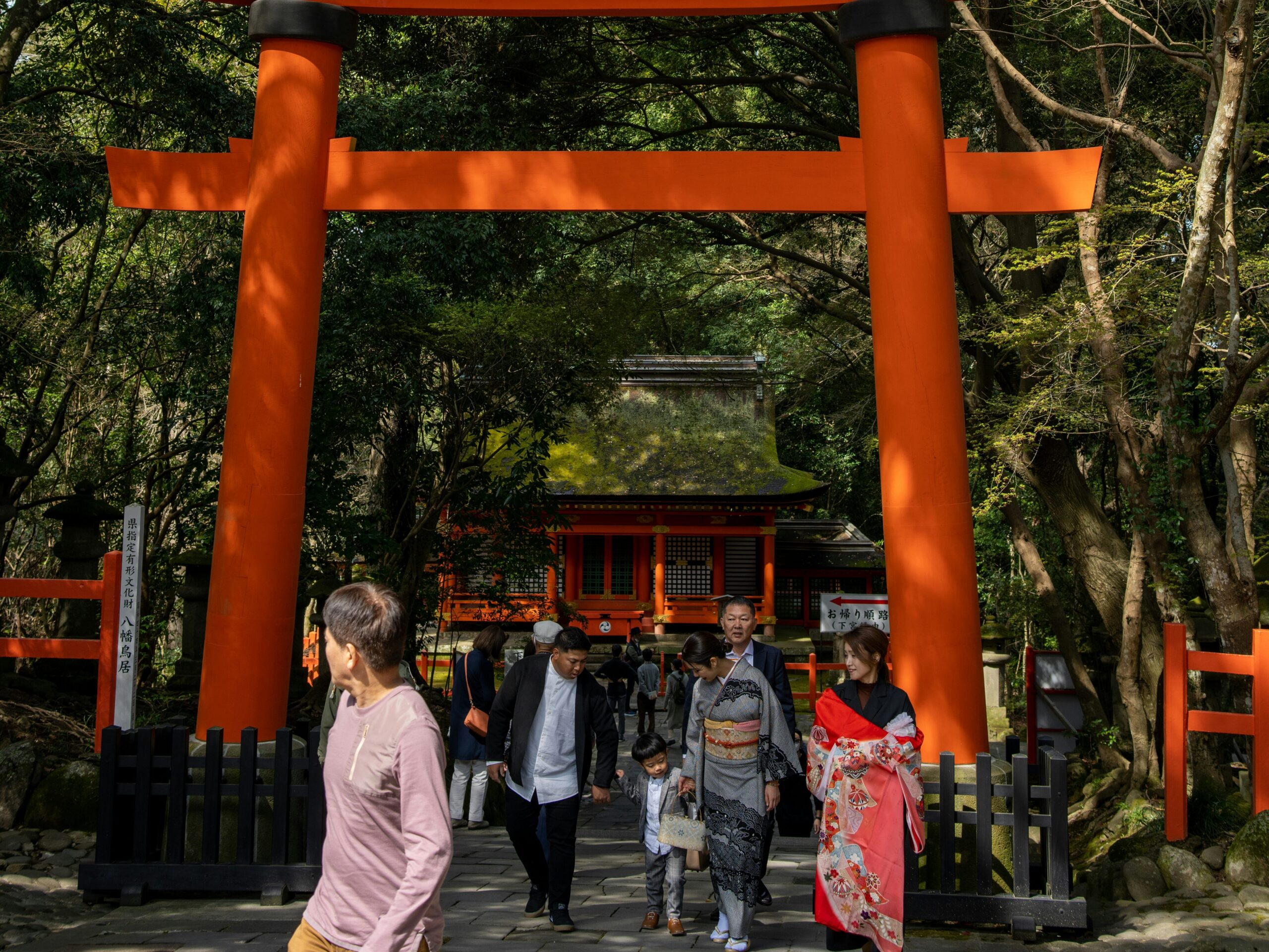 家族で鳥居をくぐっている画像