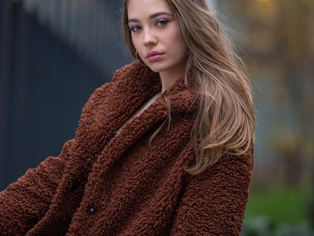 もこもこのジャケットを着た女性の画像