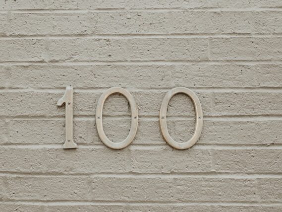 壁に100と記されている画像