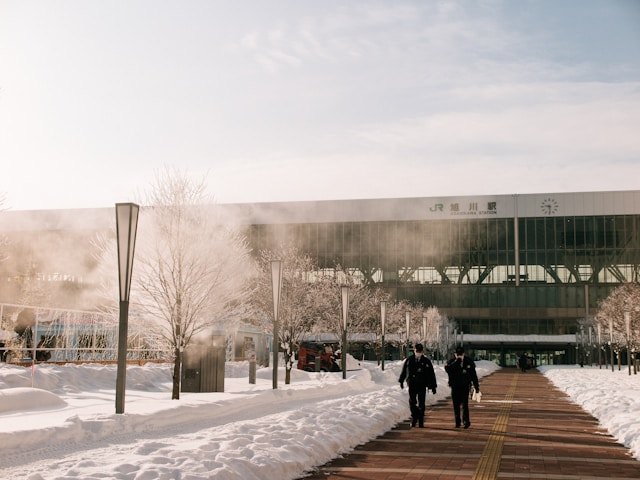 雪の中の旭川駅前の画像