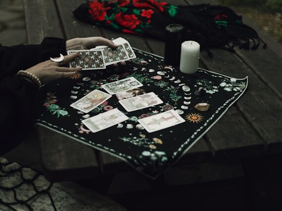 タロット占いをしている画像
